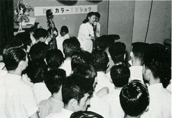カラーテレビ時代を迎え会場内で「カラーTVショー」が実演された（1962年）